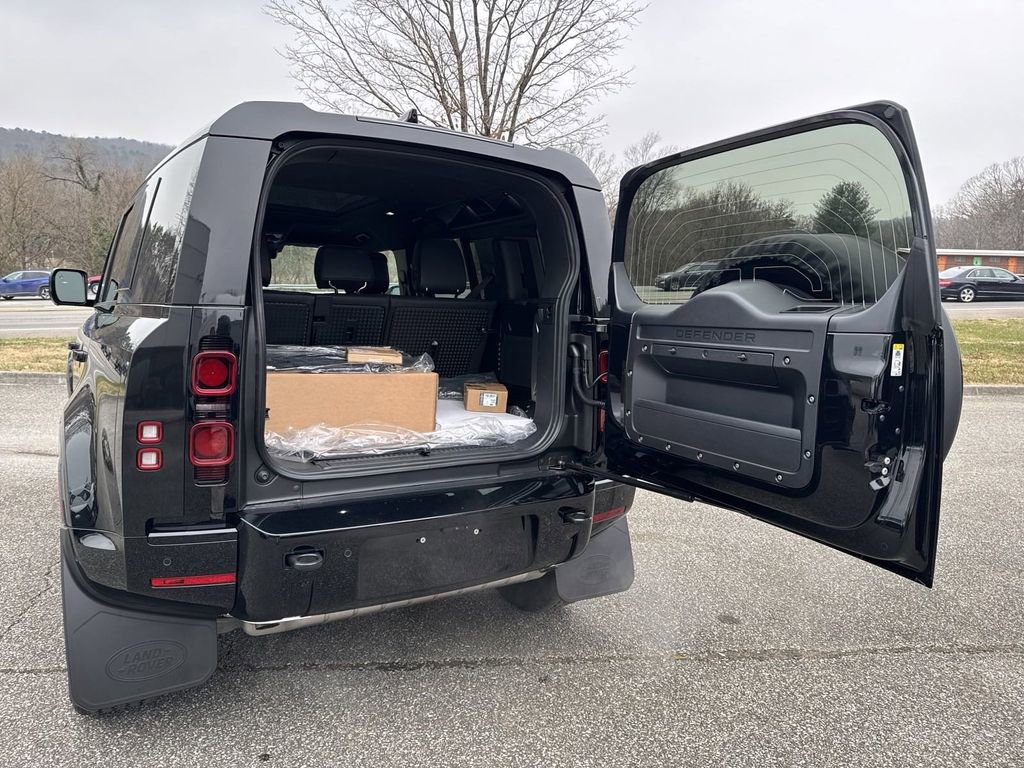 New 2025 Land Rover Defender 110 X-Dynamic SE image 12