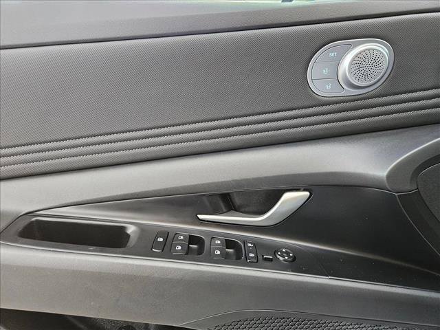 Used 2025 Hyundai Elantra Limited FWD image 21