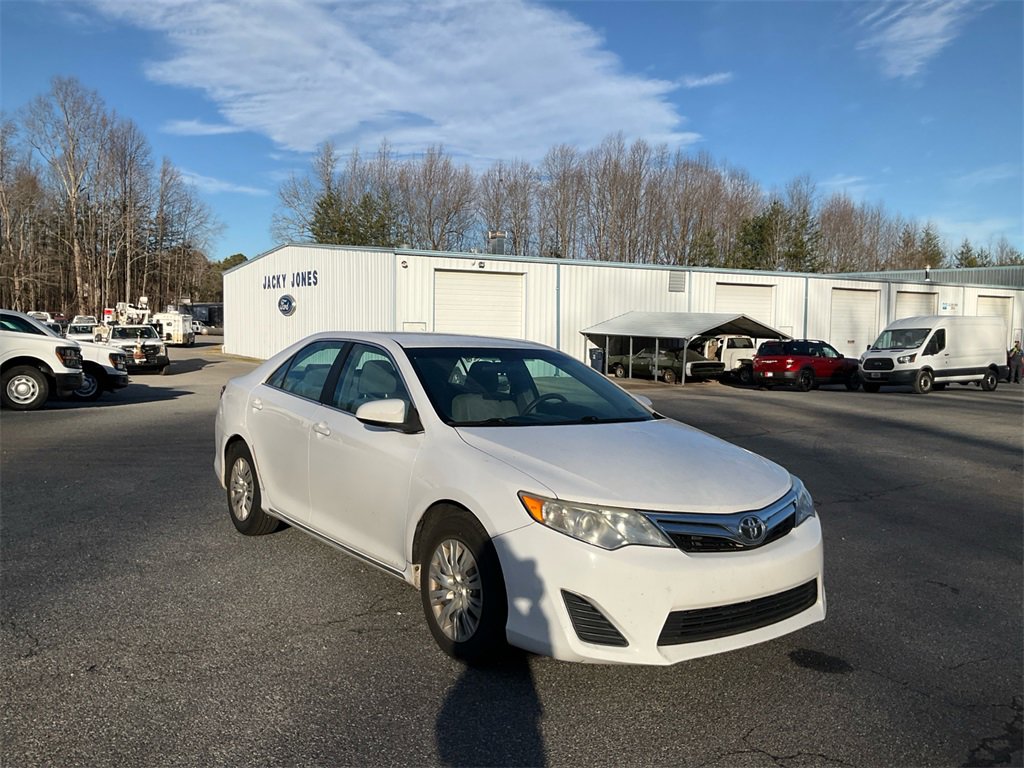 Used 2013 Toyota Camry LE image 3