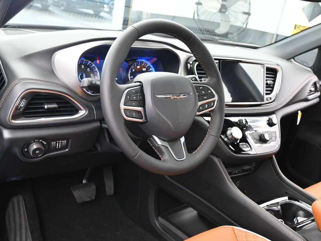 New 2026 Chrysler Pacifica Pinnacle image 14