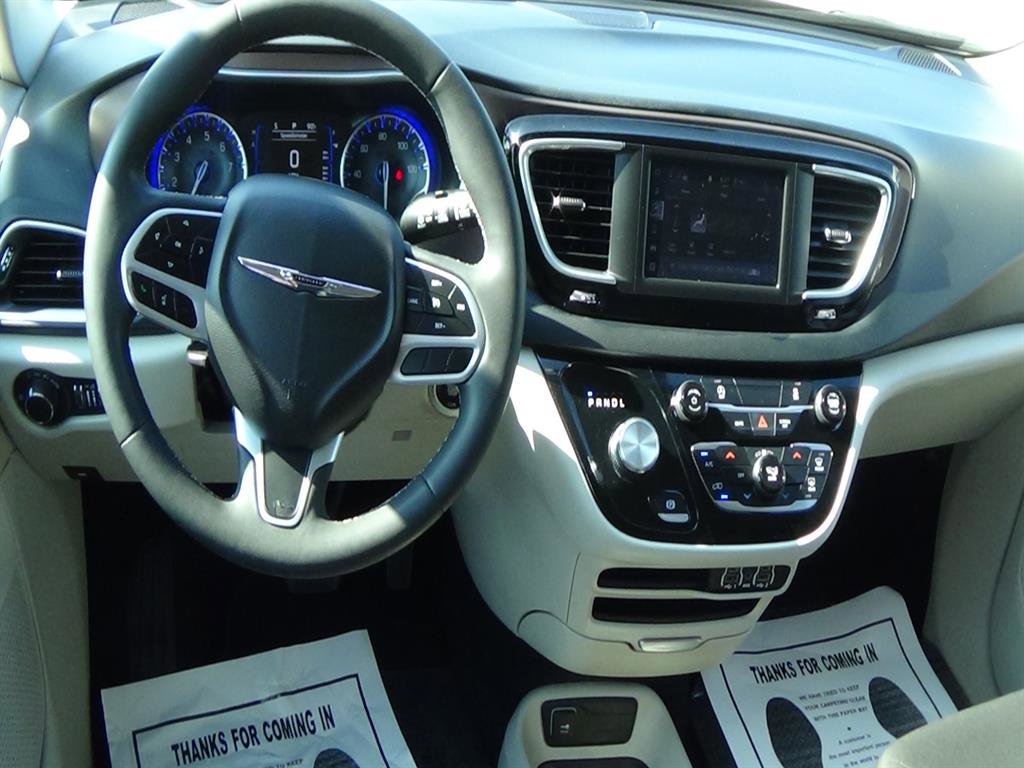 Used 2022 Chrysler Voyager LX image 14