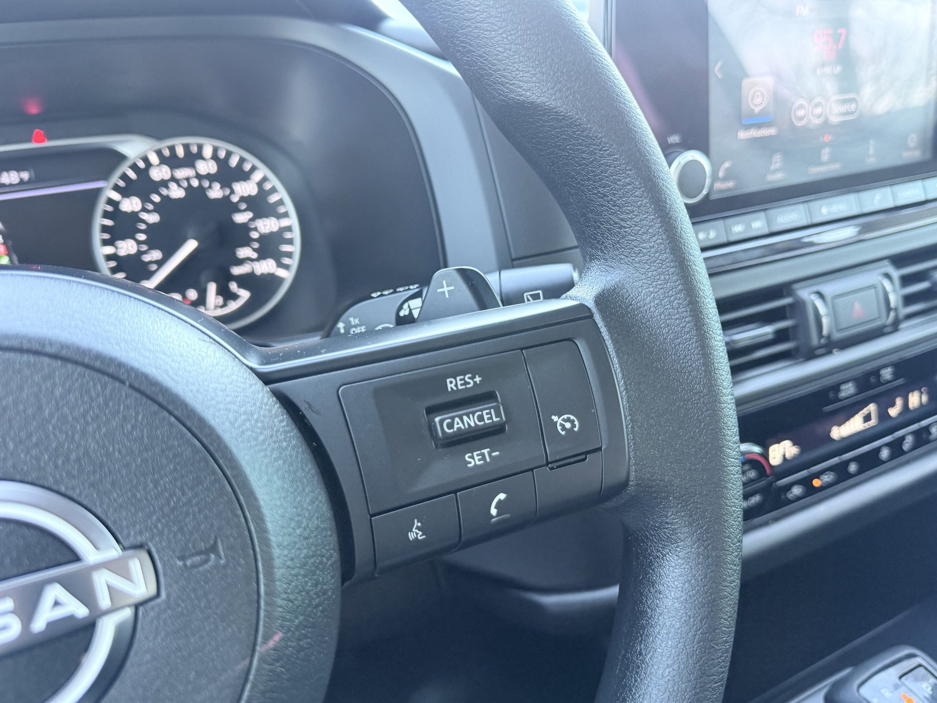 Used 2025 Nissan Pathfinder S image 60