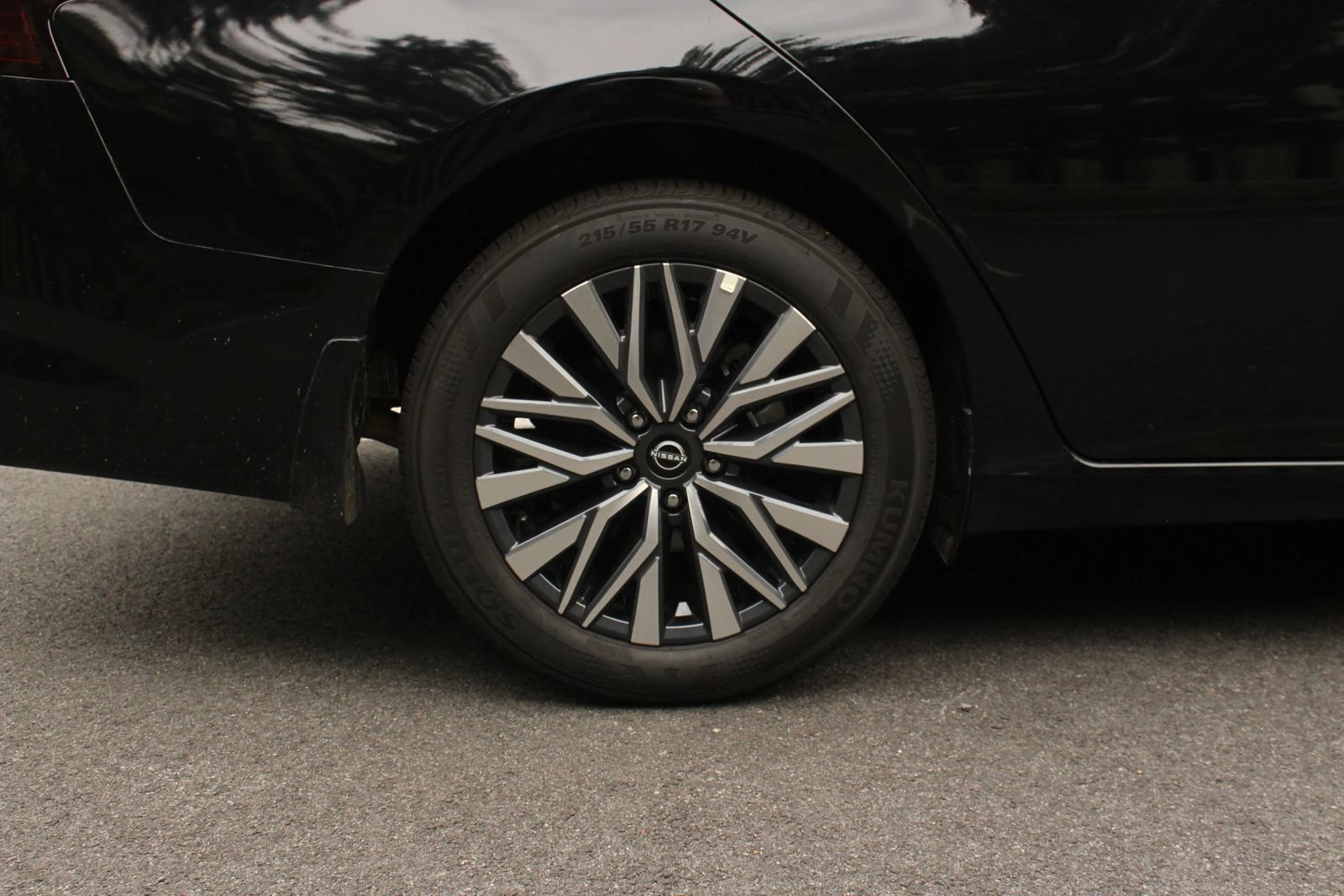 Used 2025 Nissan Altima 2.5 SV FWD image 5