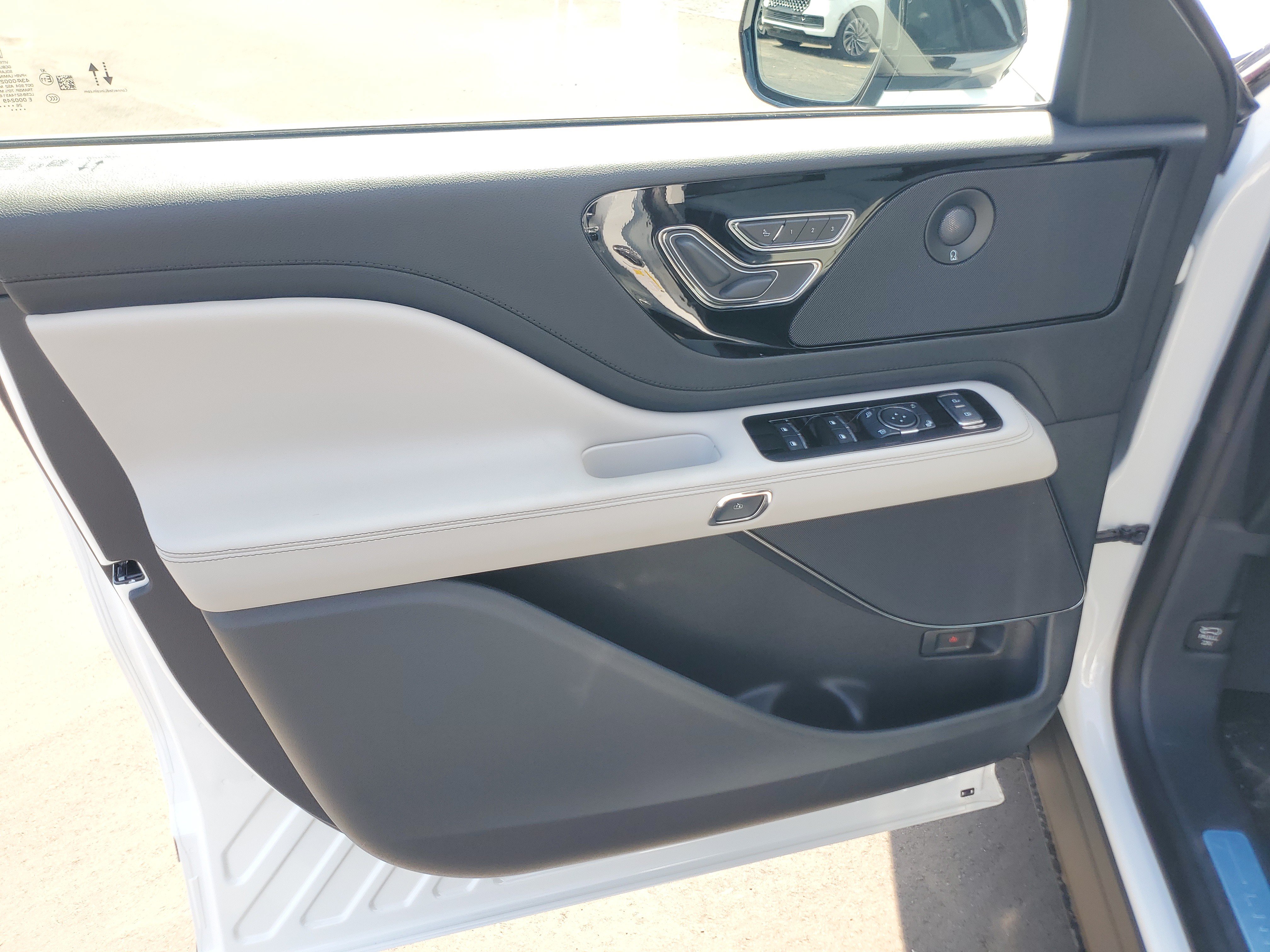 New 2027 Lincoln Aviator AWD image 8