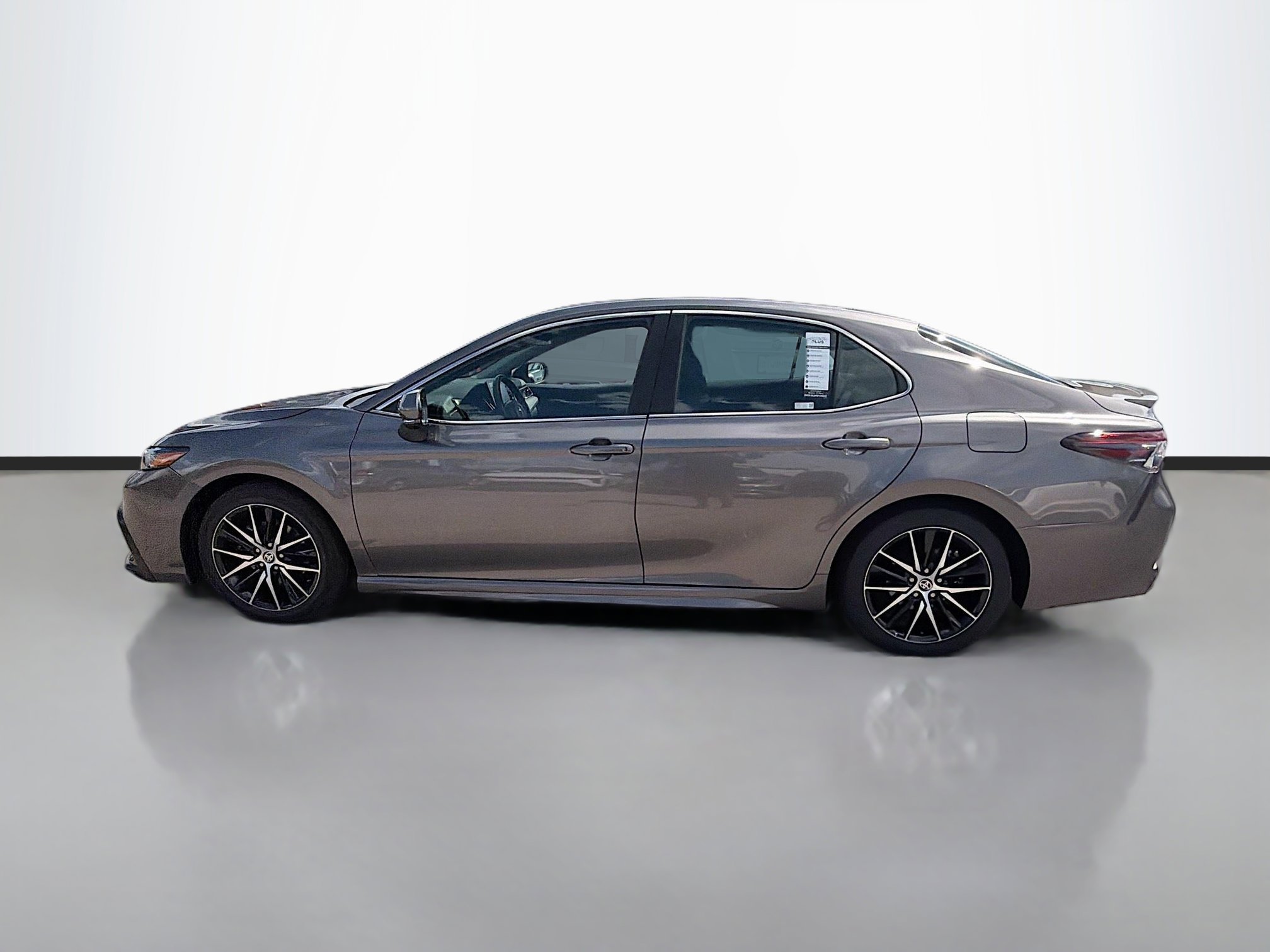 Used 2024 Toyota Camry SE w/ Cold Weather Package image 6