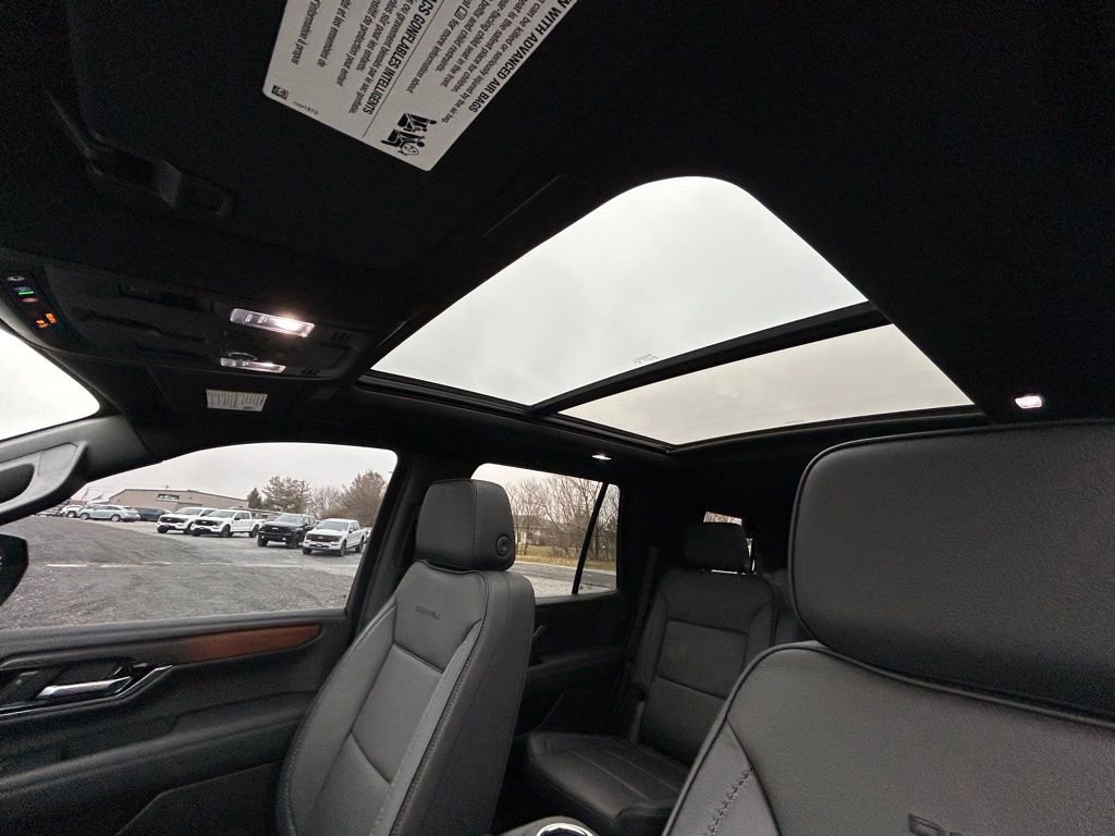 Used 2025 GMC Yukon Denali w/ Sun & Power Step Package image 8
