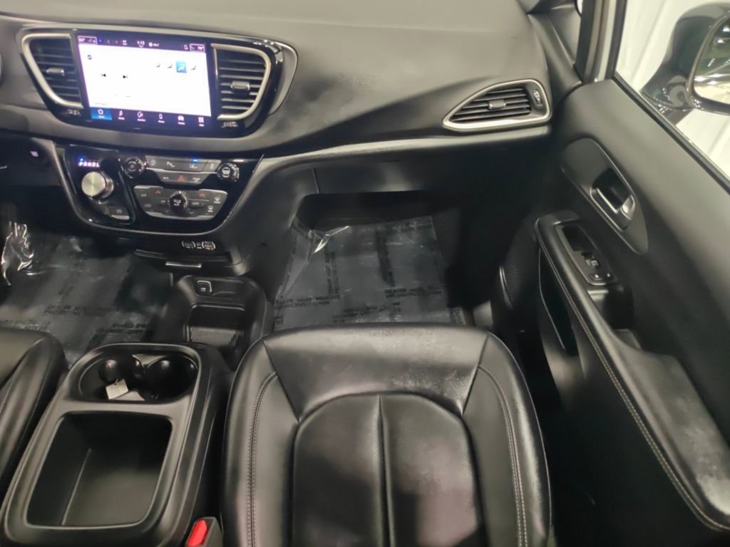 Used 2025 Chrysler Pacifica Select image 26