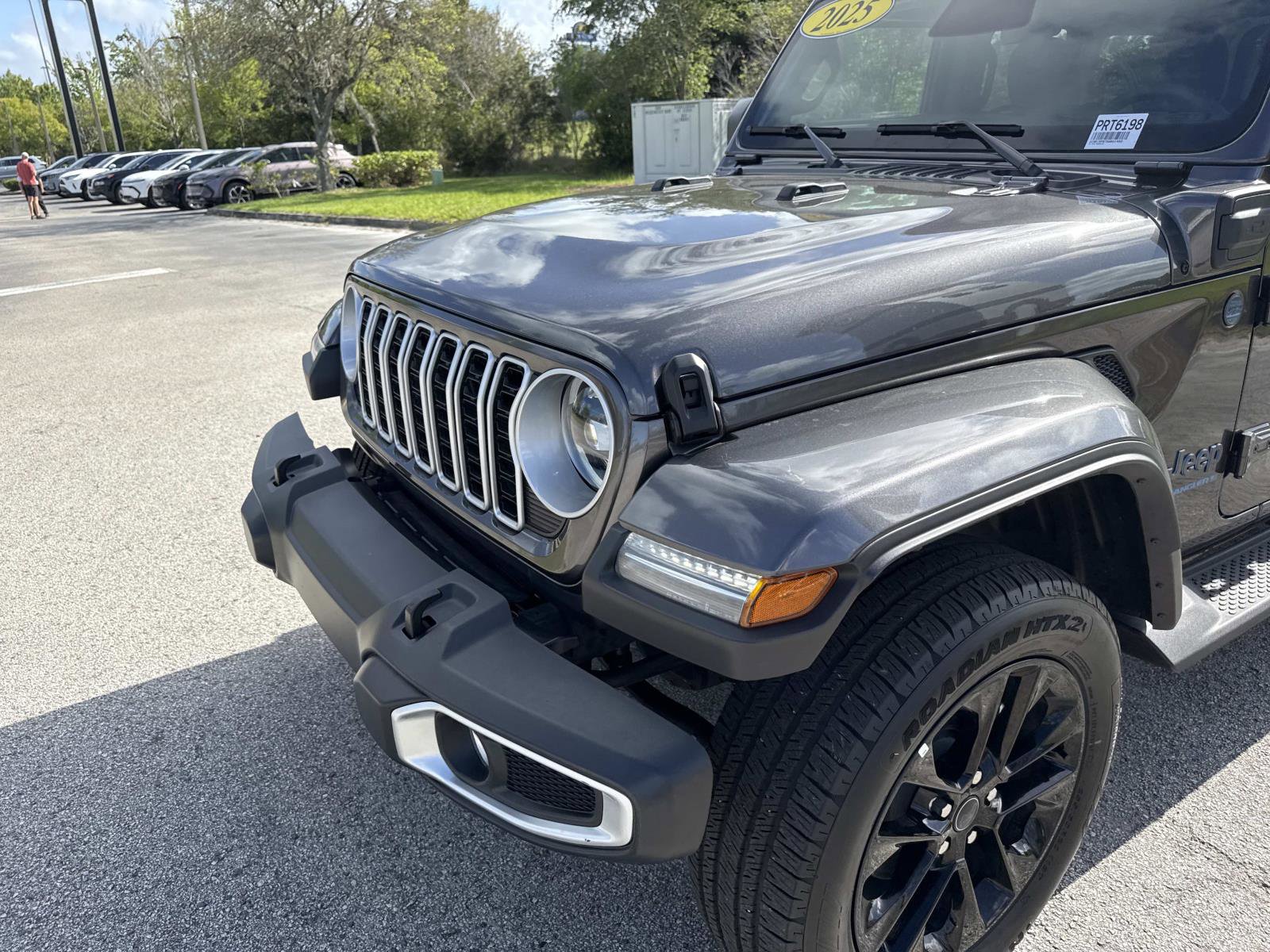 Used 2025 Jeep Wrangler Sahara image 9