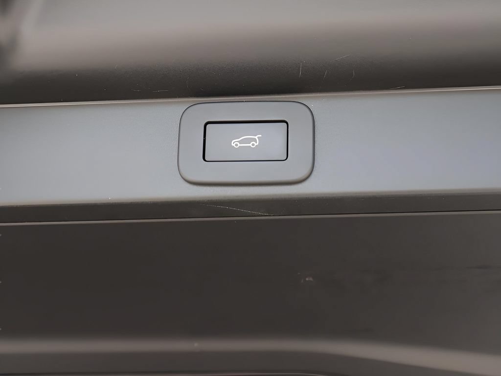 Certified 2025 Land Rover Range Rover Long Wheelbase SE AWD/4WD image 16