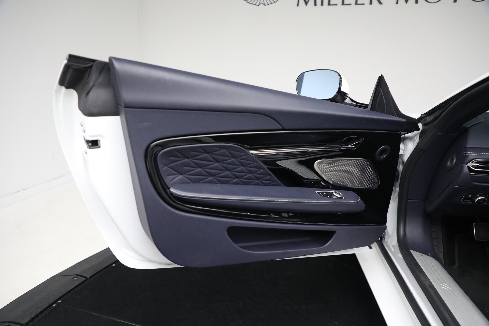 Used 2024 Aston Martin DB12 Convertible image 24