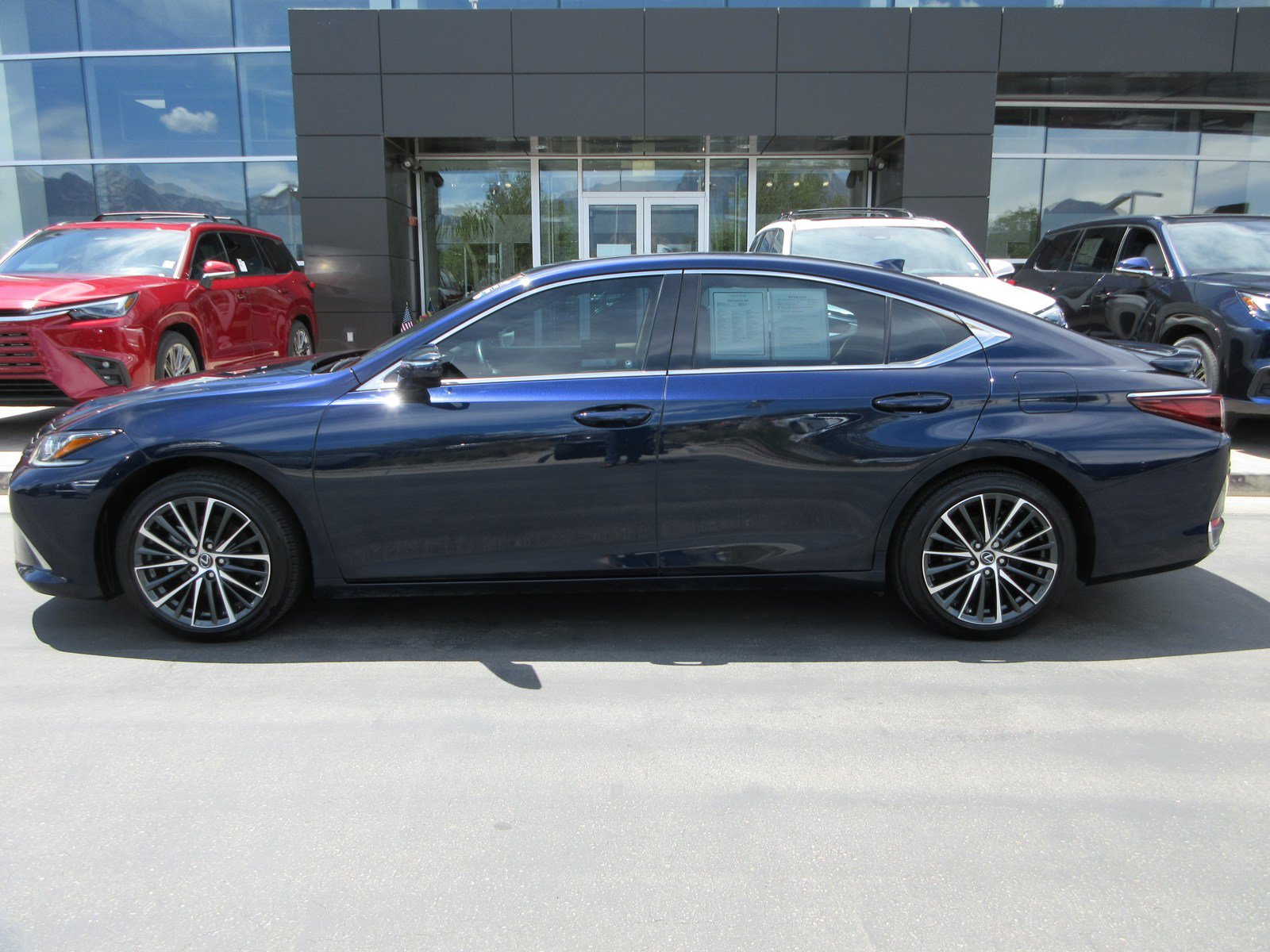 Used 2025 Lexus ES 300h w/ Premium Package FWD image 3