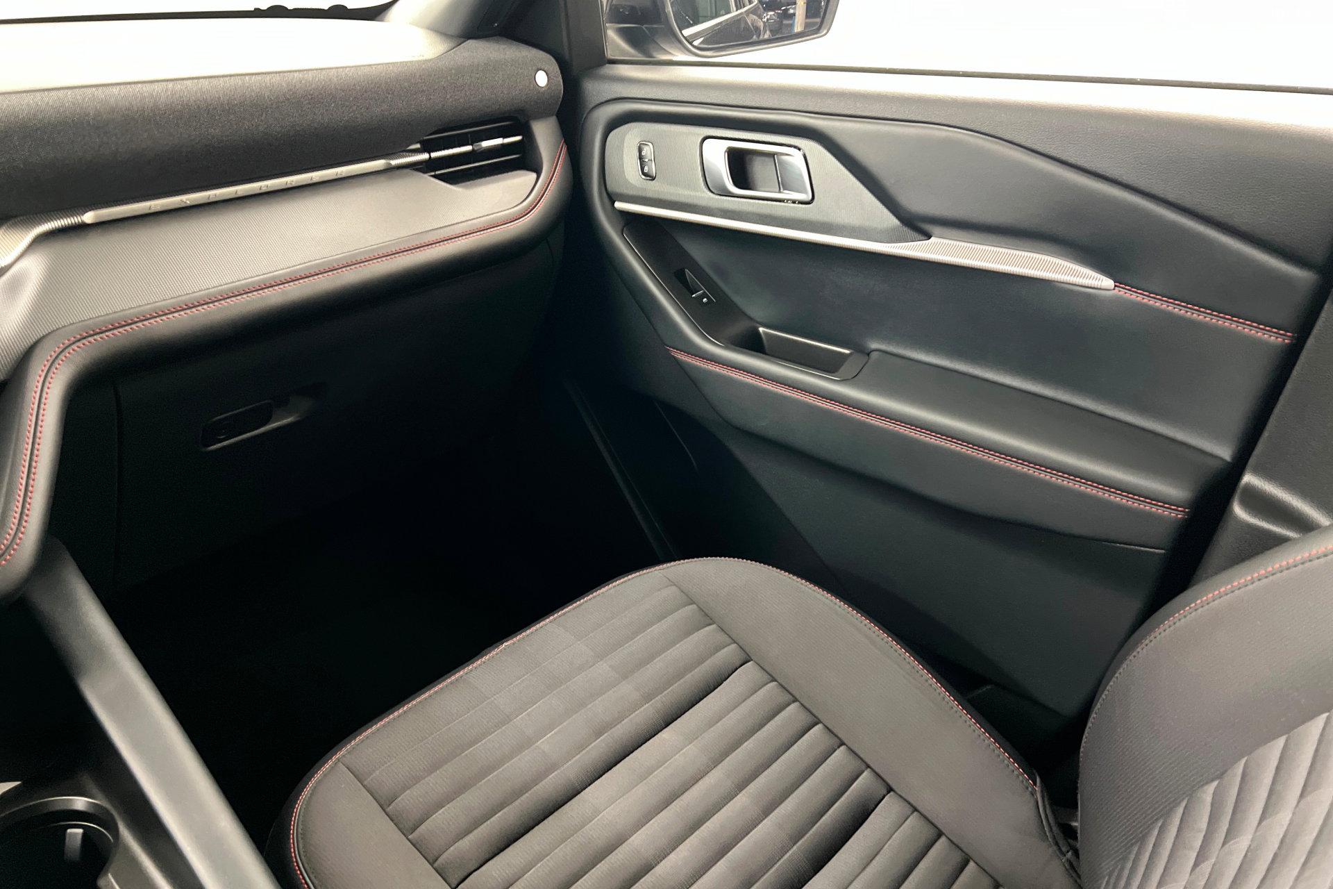 Used 2025 Ford Explorer ST-Line image 11