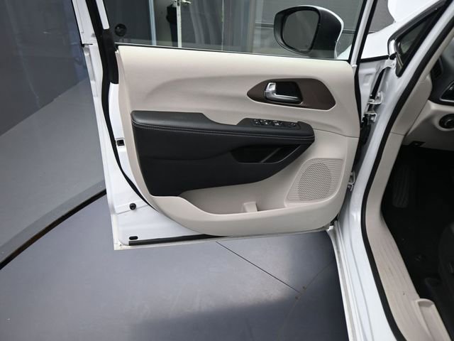 Used 2023 Chrysler Voyager LX image 18