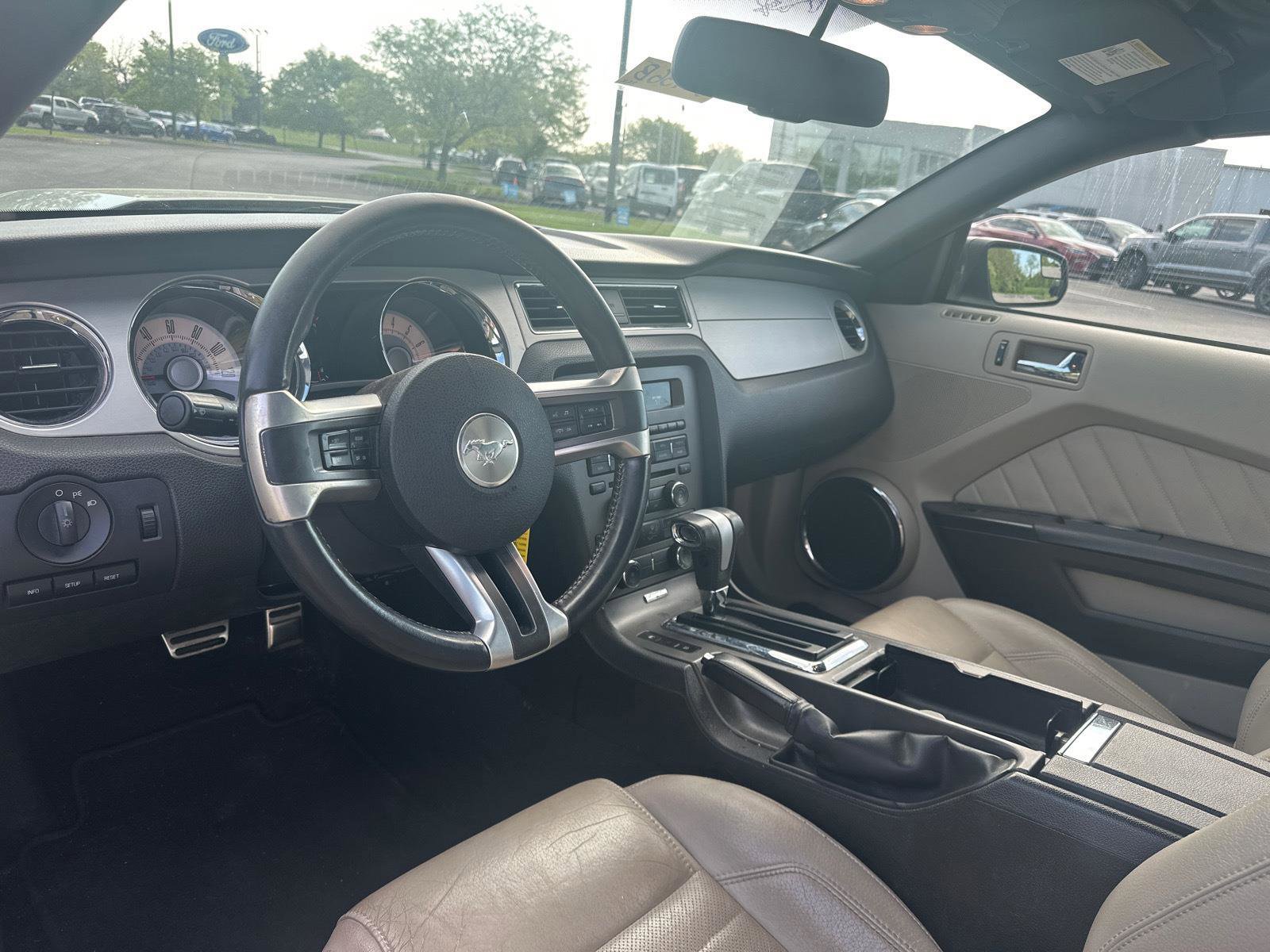 Used 2010 Ford Mustang Premium RWD image 6
