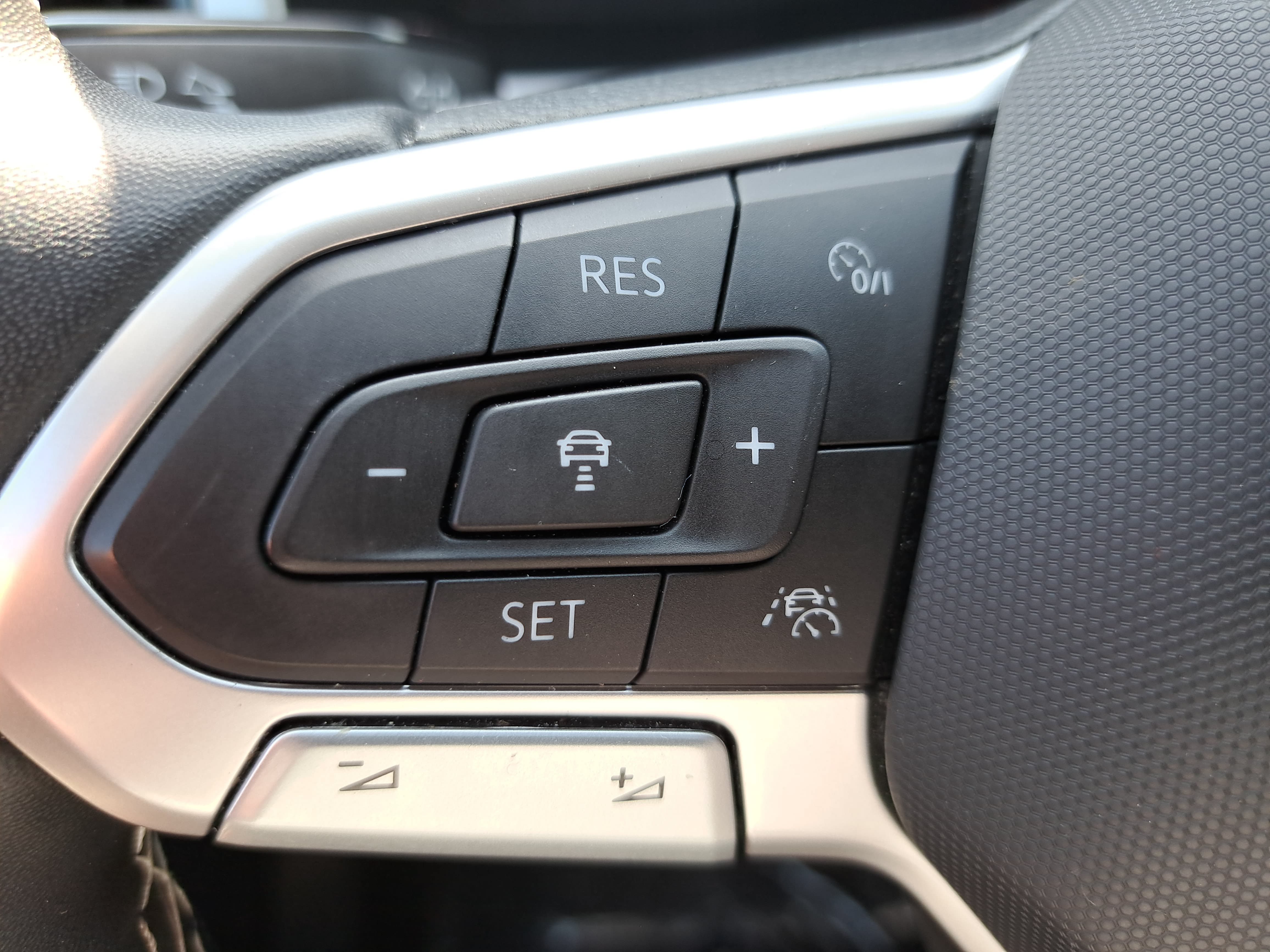 Used 2023 Volkswagen Atlas SEL AWD/4WD image 18
