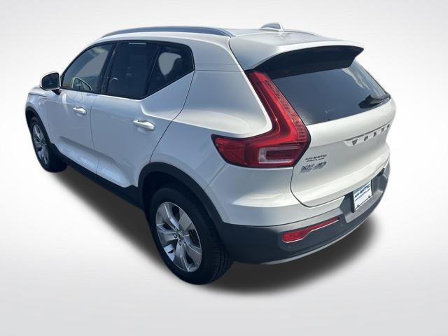 Used 2022 Volvo XC40 T4 Momentum FWD image 3