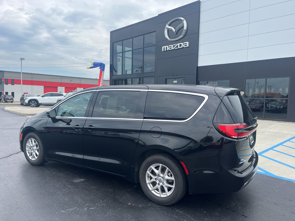 Used 2024 Chrysler Pacifica Touring-L FWD image 3