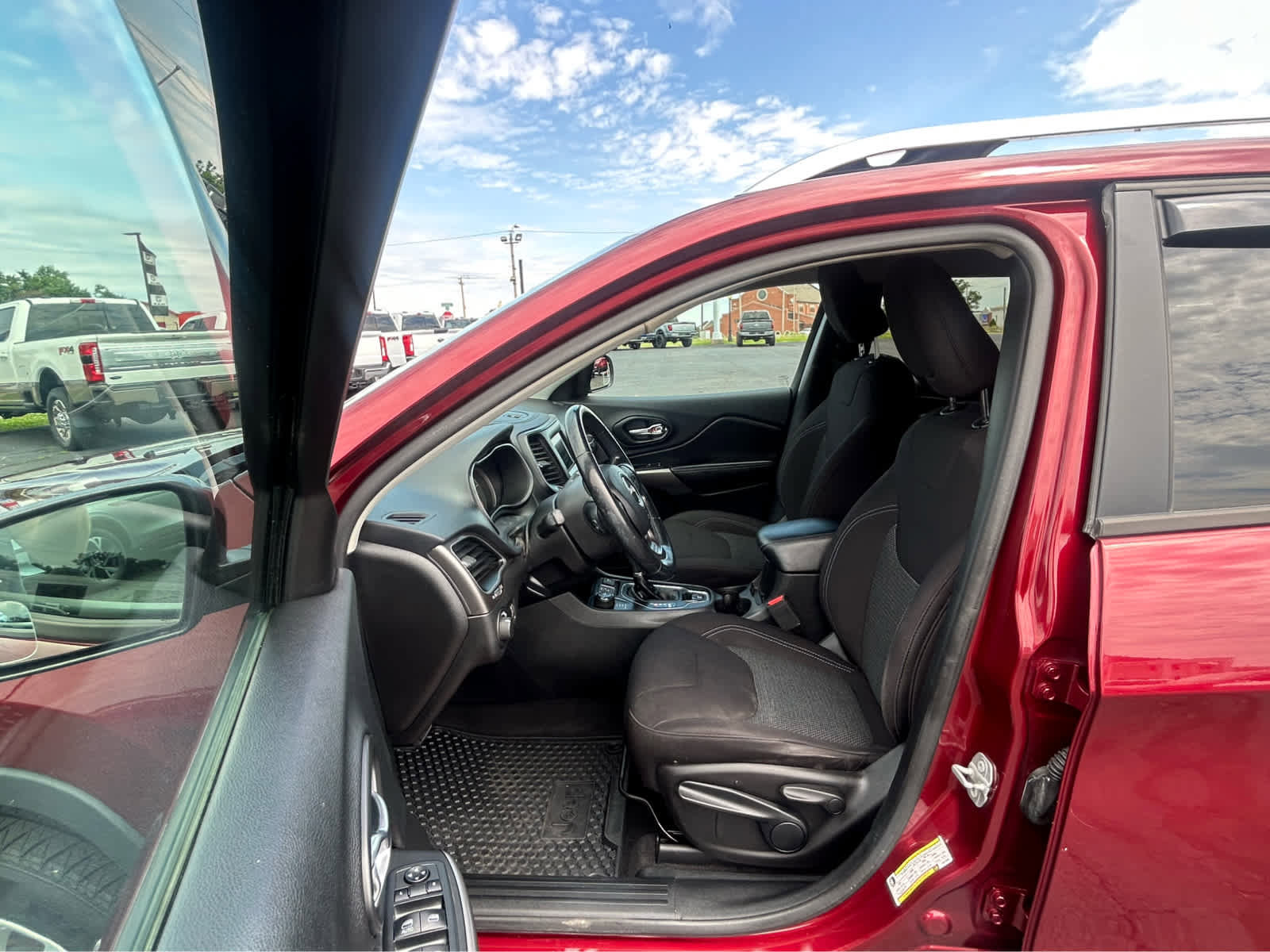 Used 2020 Jeep Cherokee Latitude w/ Cold Weather Group AWD/4WD image 13