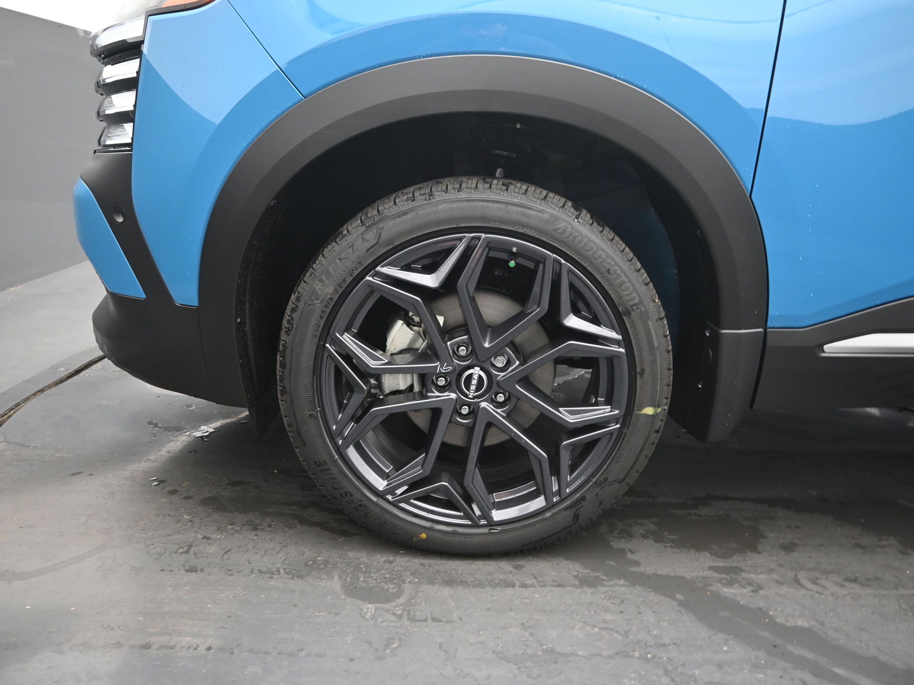 Certified 2025 Nissan Kicks SR image 9