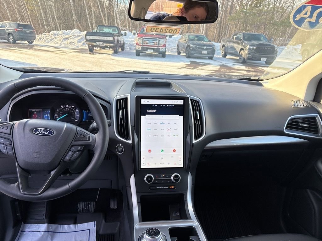 Used 2024 Ford Edge SEL w/ Convenience Package image 3