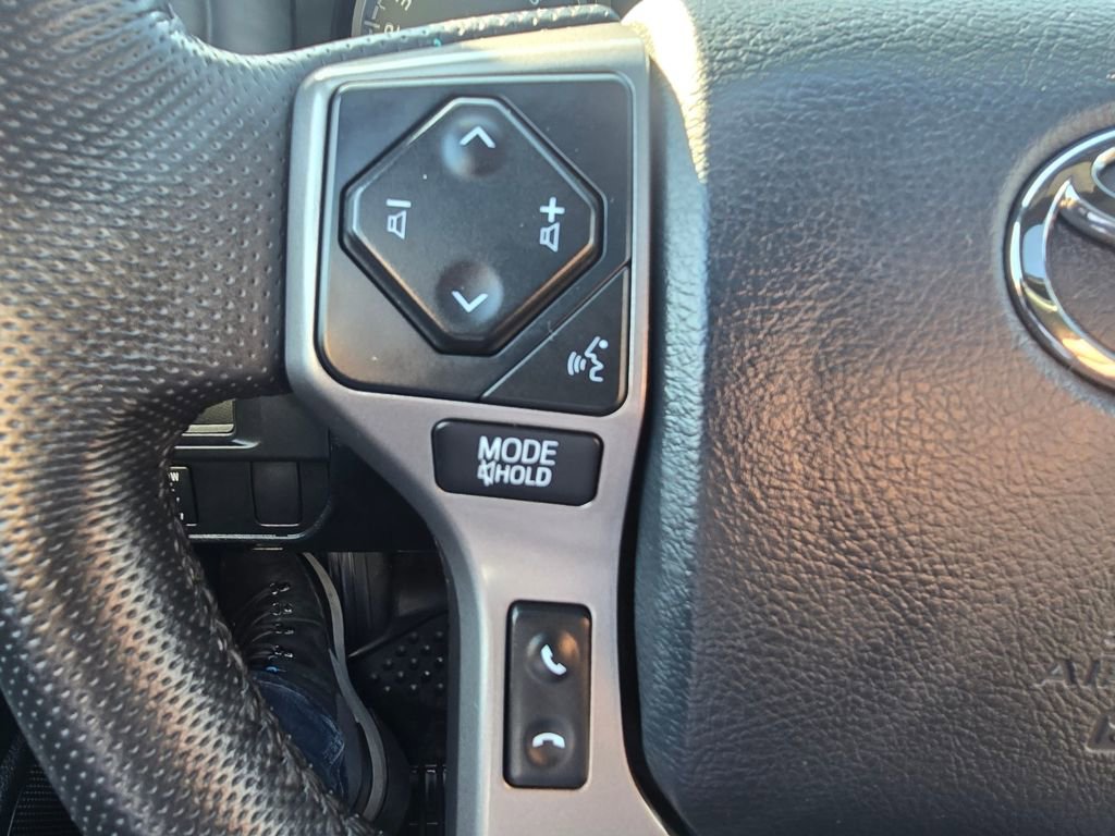 Used 2016 Toyota Tacoma Limited w/ Towing Package image 21