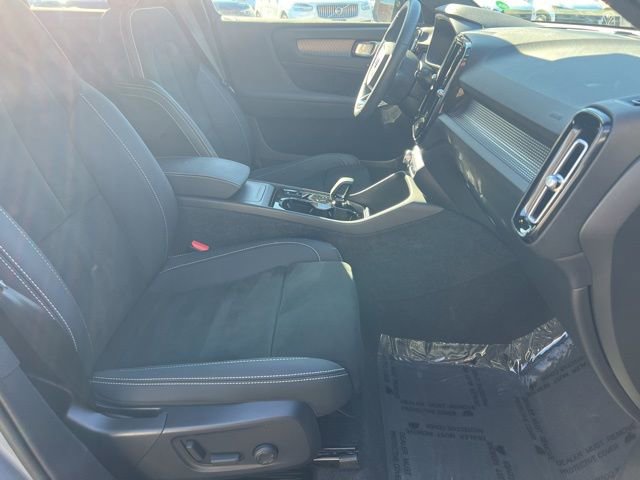 Certified 2023 Volvo XC40 B5 Plus w/ Protection Package Premier image 18