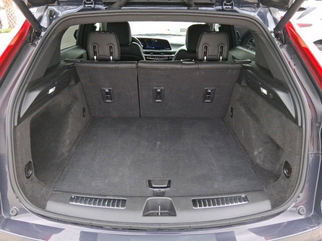 Used 2025 Cadillac XT4 Premium Luxury image 6