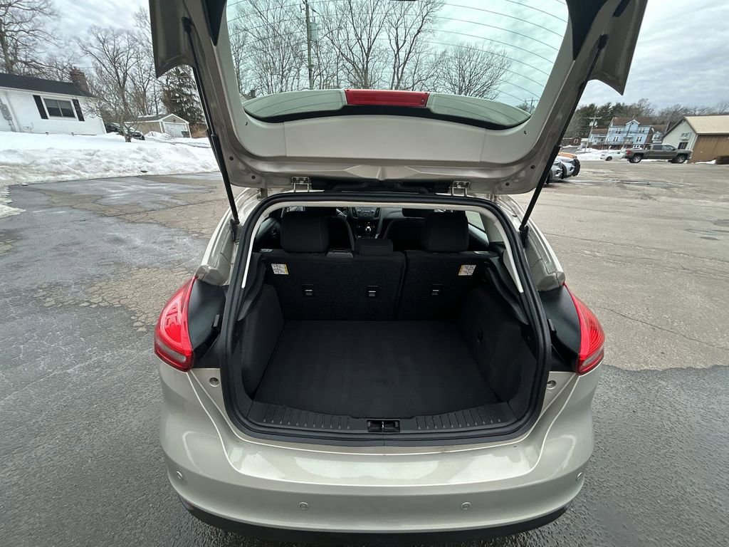 Used 2016 Ford Focus SE w/ SE Cold Weather Package image 22