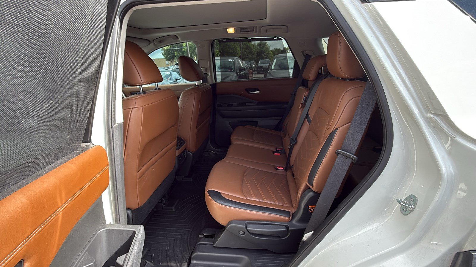 Used 2022 Nissan Pathfinder Platinum w/ Lighting Package (N93) FWD image 17