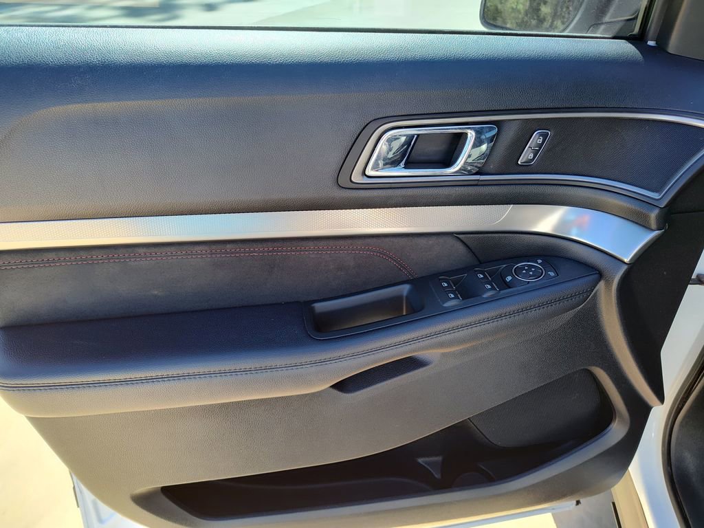 Used 2018 Ford Explorer XLT w/ Equipment Group 202A image 16