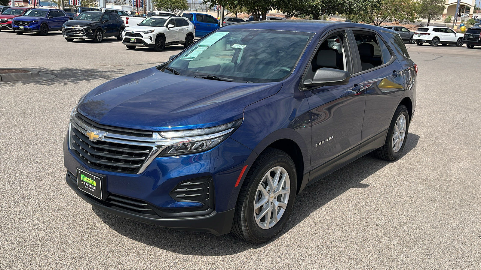 Used 2022 Chevrolet Equinox LS w/ LS Convenience Package AWD/4WD image 3