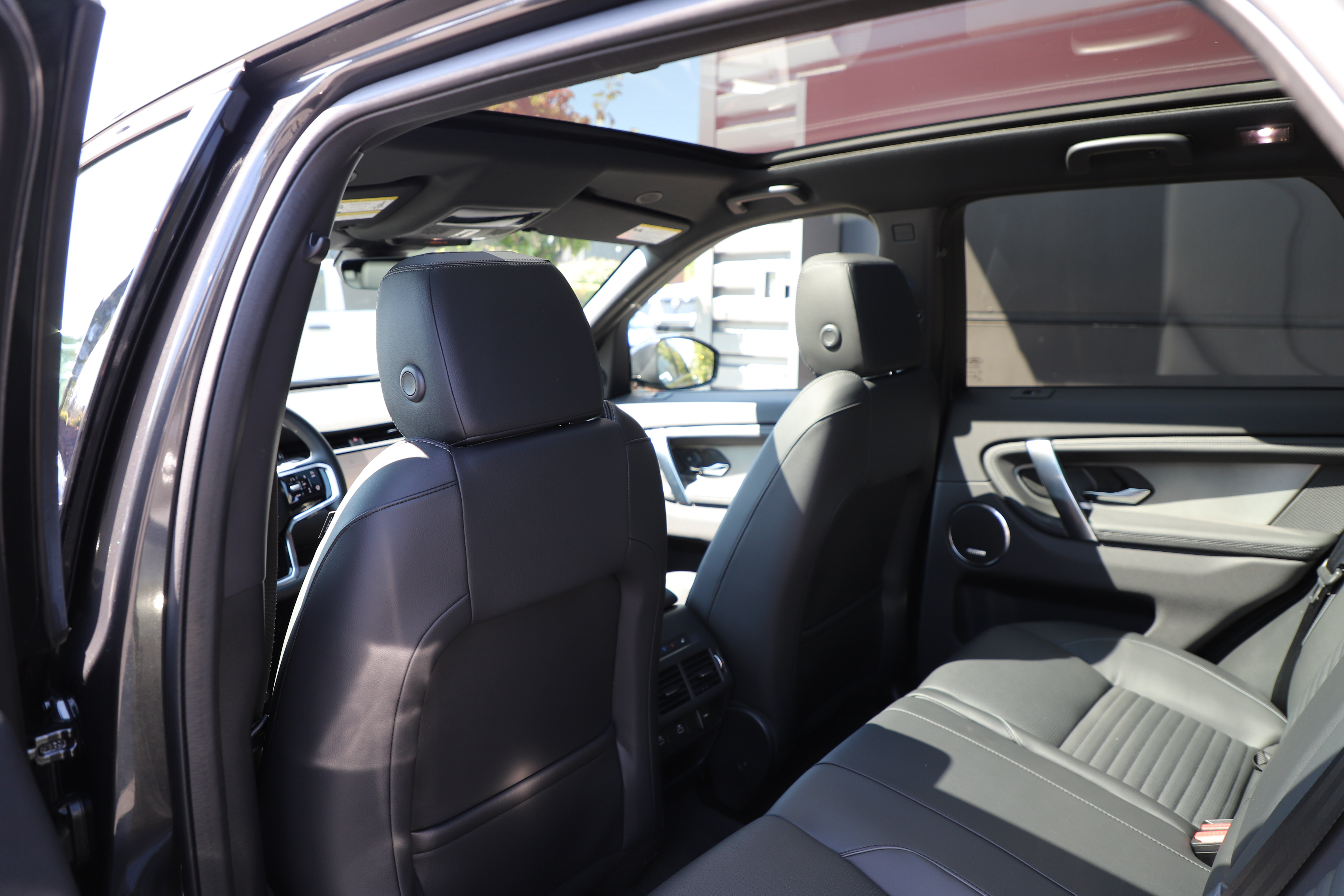Certified 2025 Land Rover Discovery Sport Dynamic SE AWD/4WD image 15