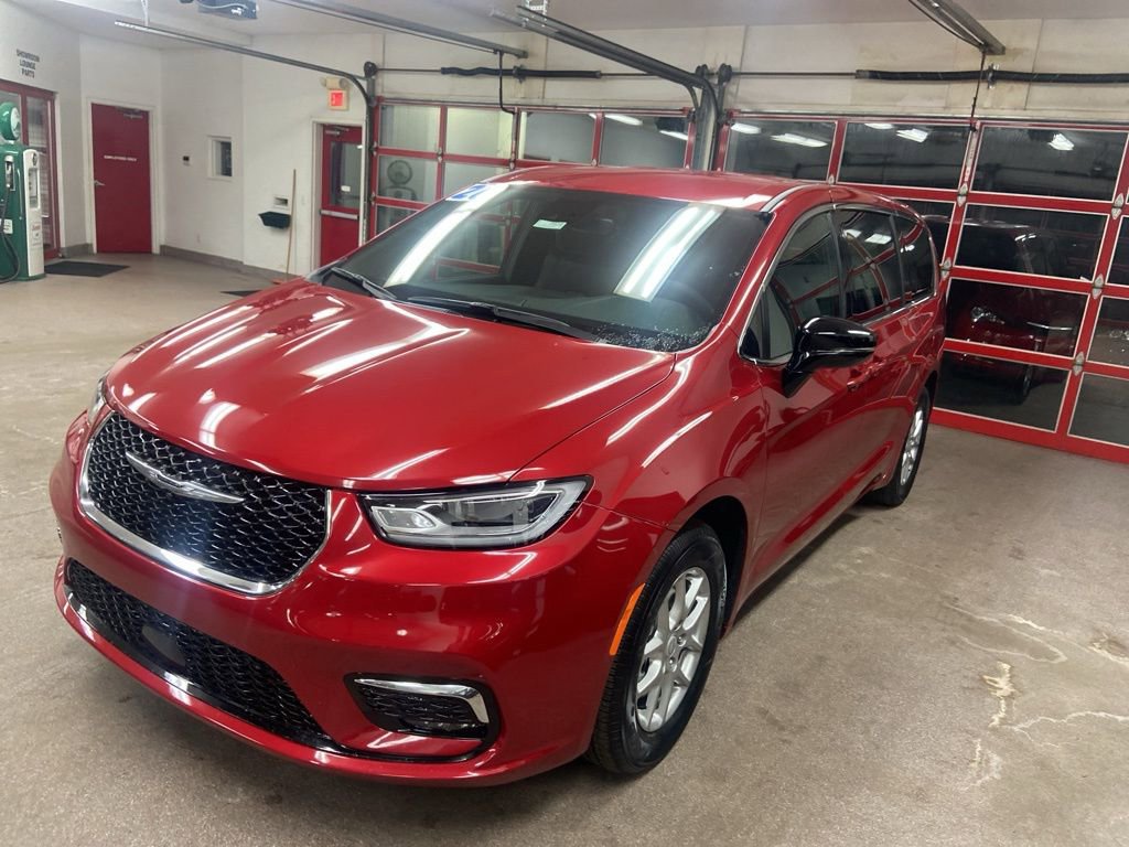 New 2026 Chrysler Pacifica Select image 3