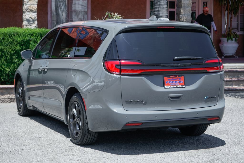 Used 2022 Chrysler Pacifica Limited w/ S Appearance Package FWD image 6