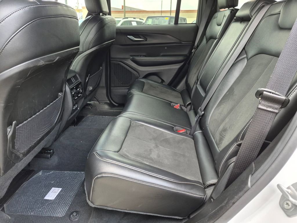 Used 2025 Jeep Grand Cherokee Altitude AWD/4WD image 23