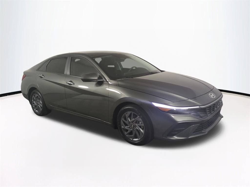 Used 2025 Hyundai Elantra Hybrid FWD image 2