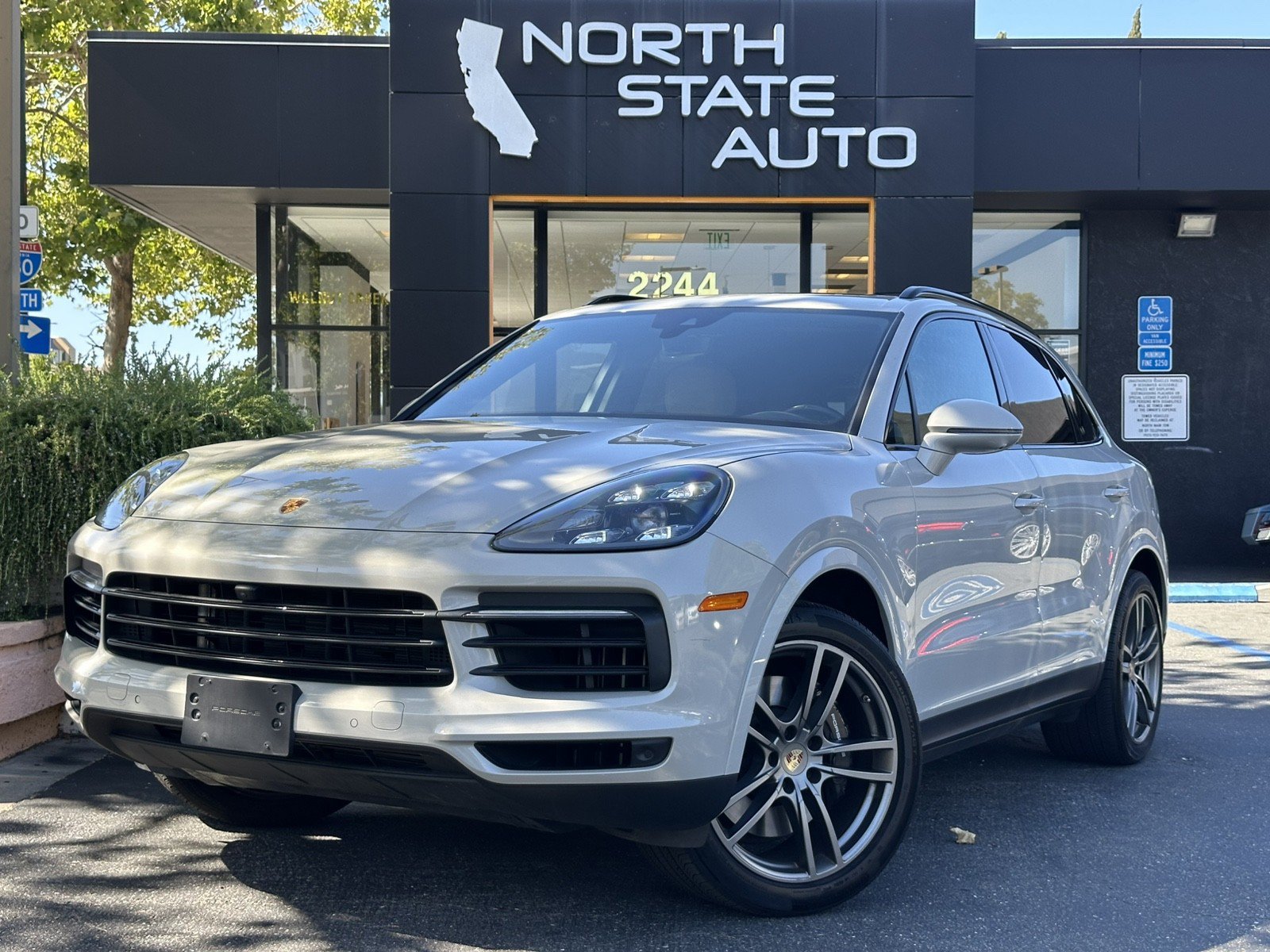 Used 2023 Porsche Cayenne S AWD/4WD image 2