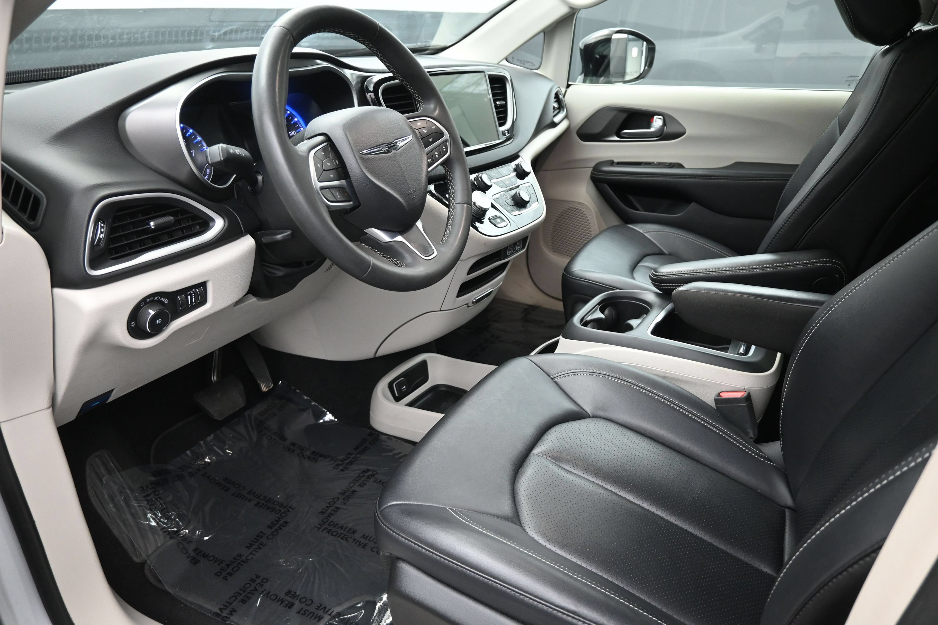 Used 2024 Chrysler Pacifica Touring-L FWD image 12