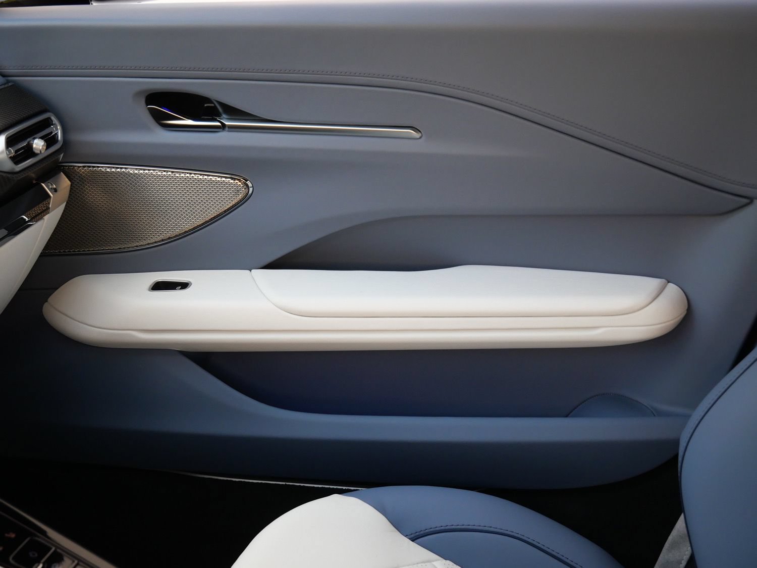 New 2026 Aston Martin V8 Vantage S RWD image 19