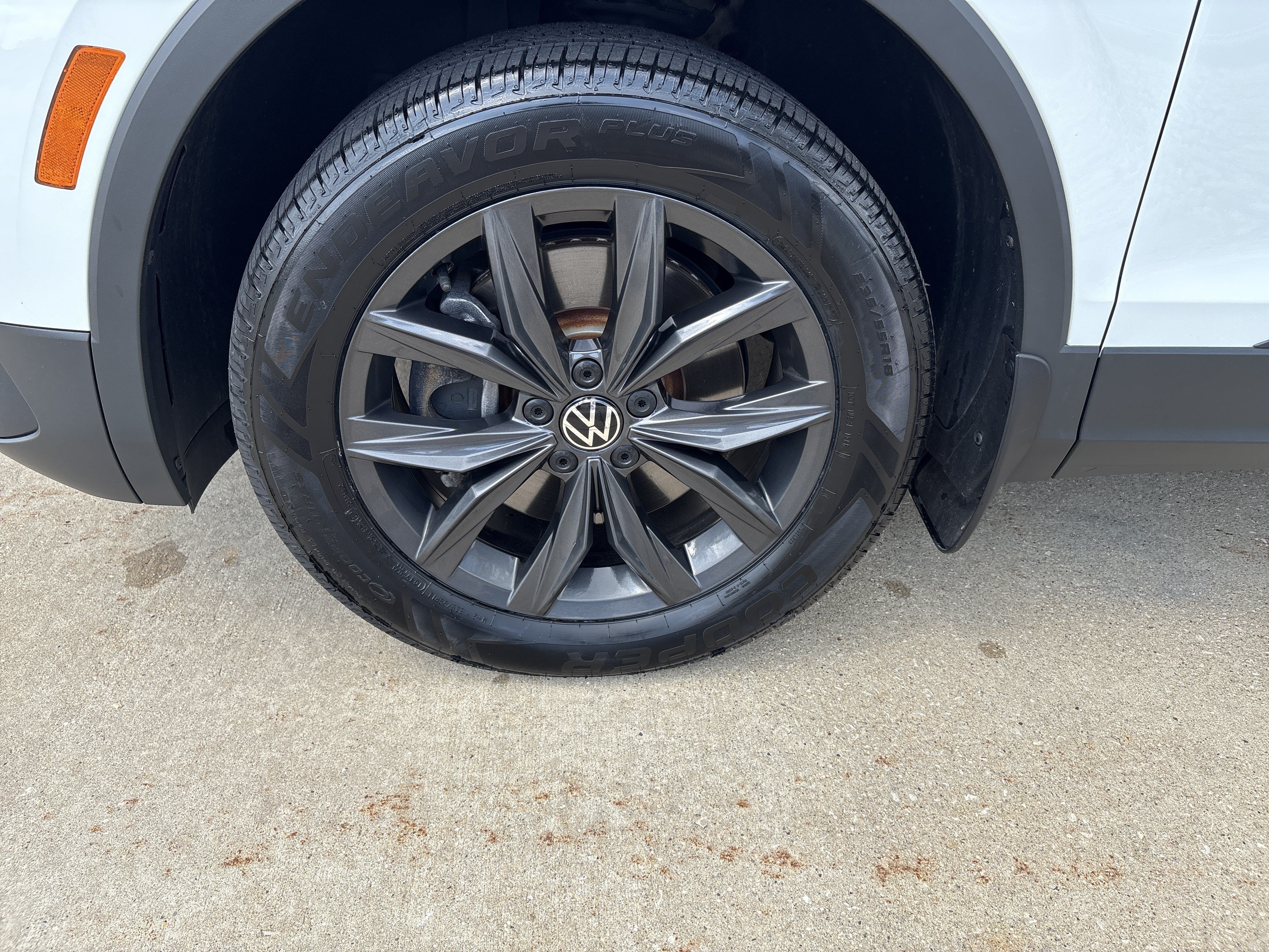 Used 2024 Volkswagen Tiguan SE AWD/4WD image 4