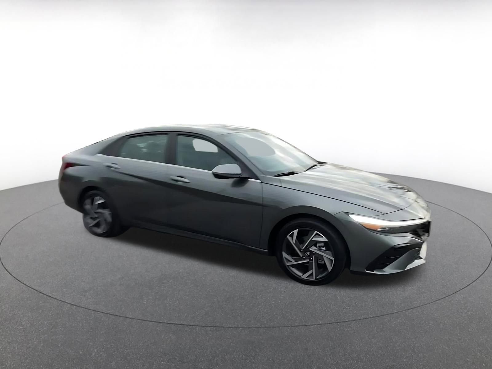 Used 2025 Hyundai Elantra Limited image 2