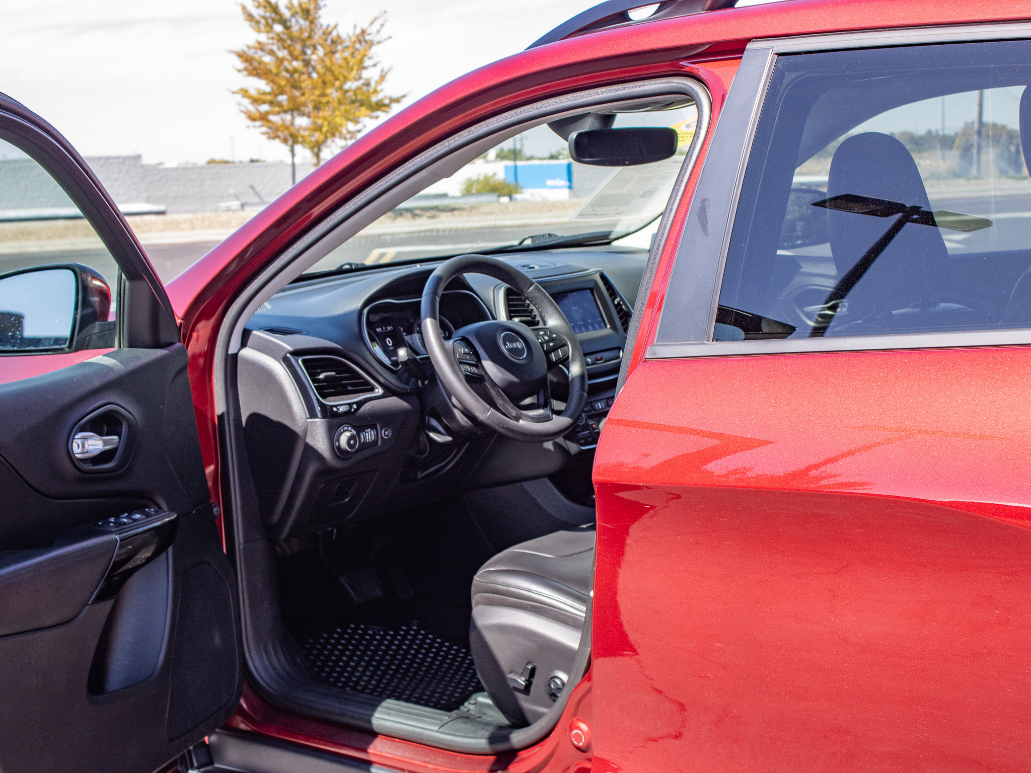 Used 2019 Jeep Cherokee Latitude Plus AWD/4WD image 25