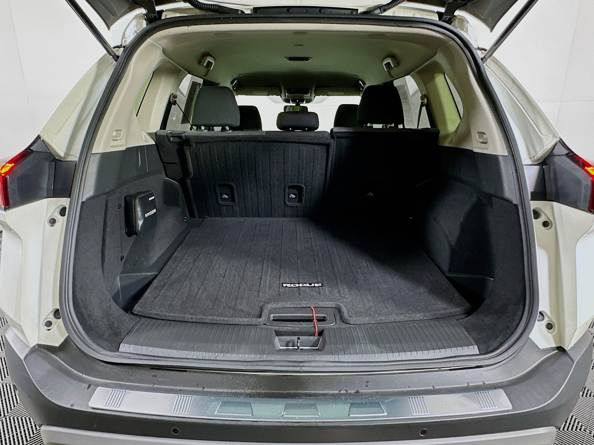 Used 2023 Nissan Rogue SV image 27
