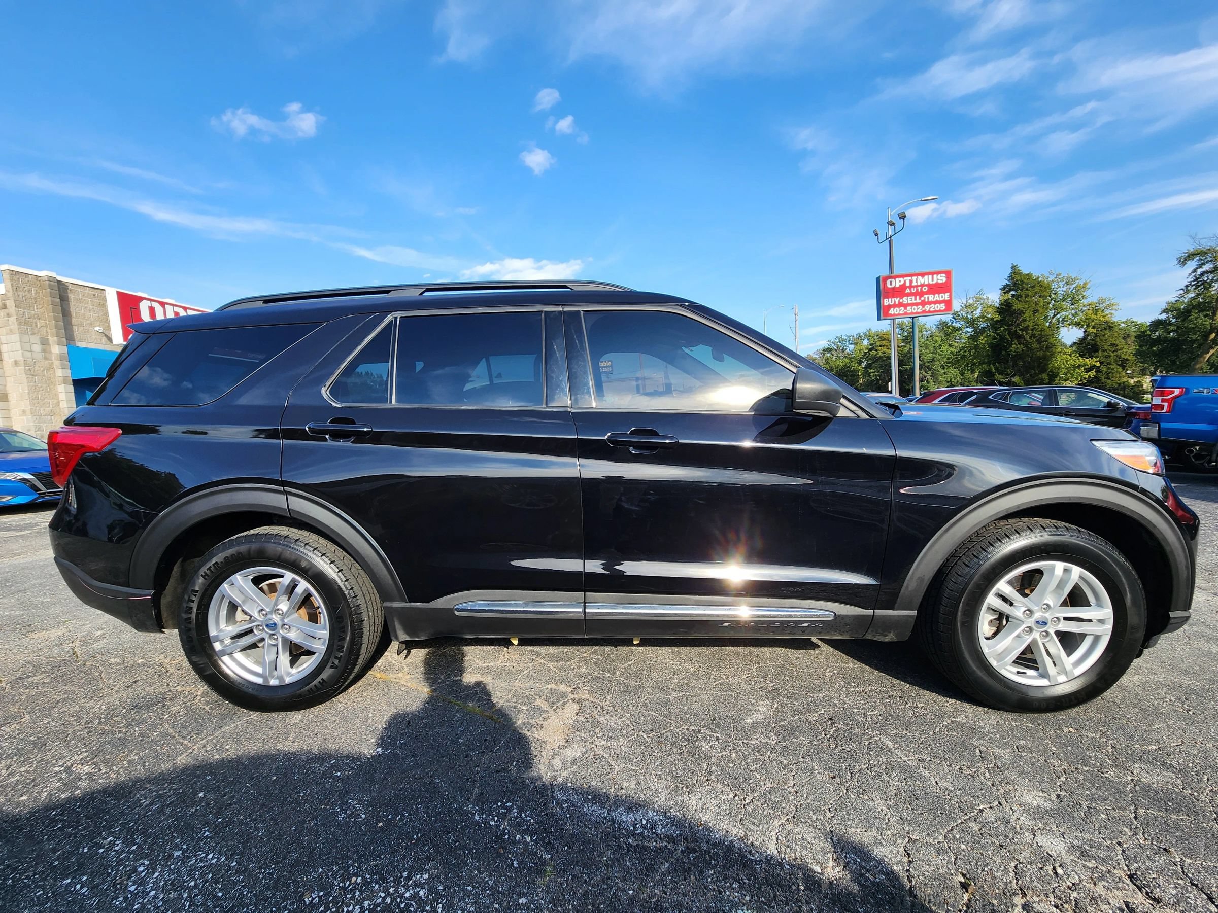 Used 2020 Ford Explorer XLT w/ Equipment Group 202A AWD/4WD image 8