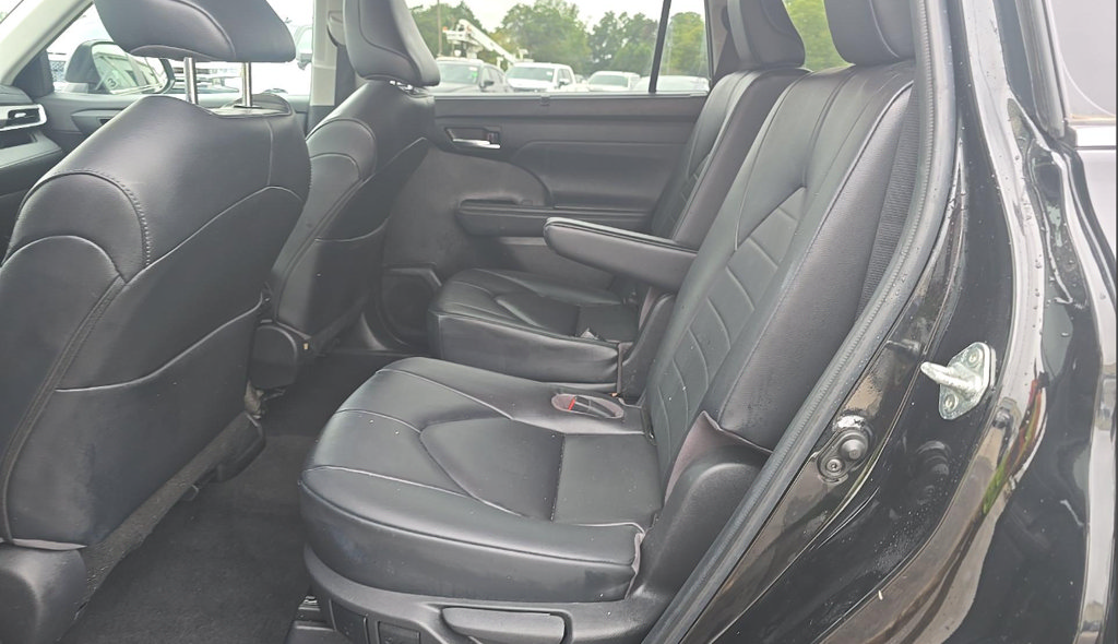 Used 2023 Toyota Highlander XLE FWD image 8