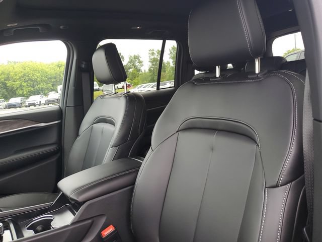 New 2026 Jeep Grand Cherokee Limited w/ Limited Altitude Package AWD/4WD image 11