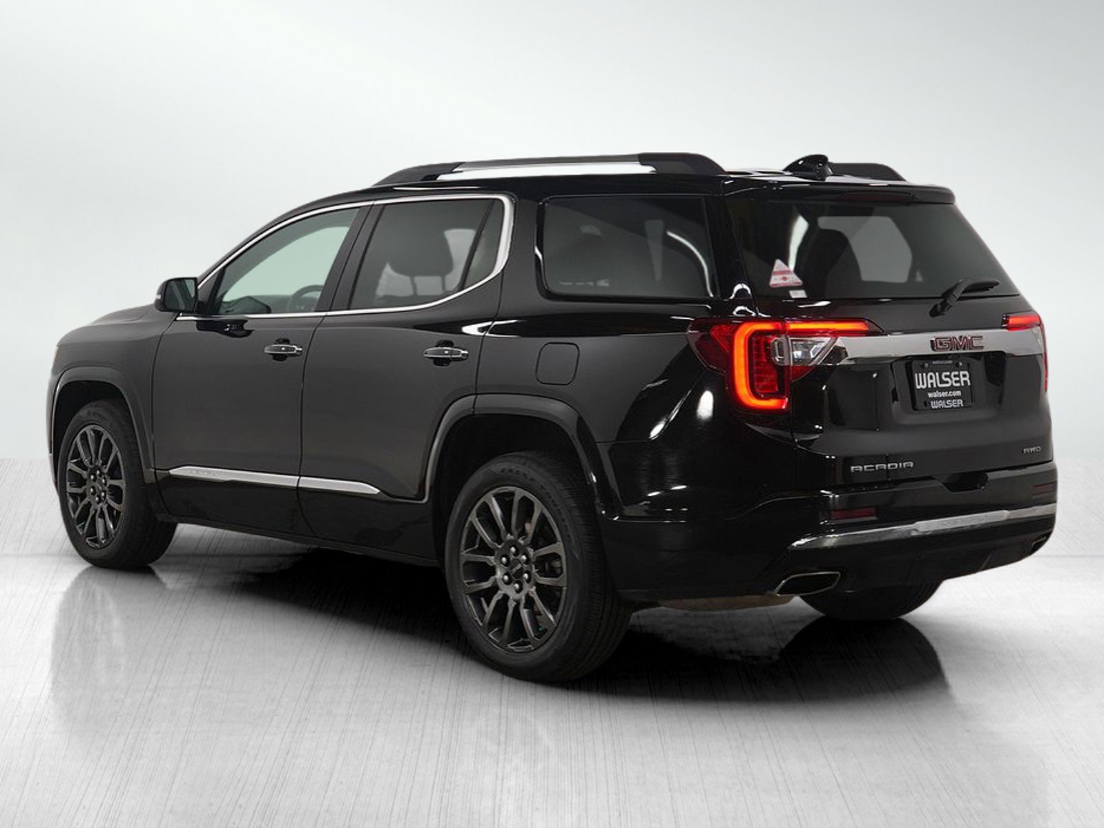 Used 2023 GMC Acadia Denali image 3