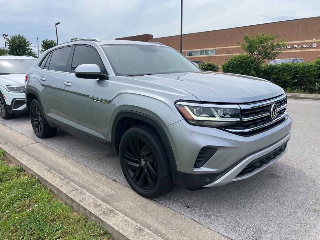 Used 2020 Volkswagen Atlas Cross Sport SE w/ Panoramic Sunroof Package FWD image 2