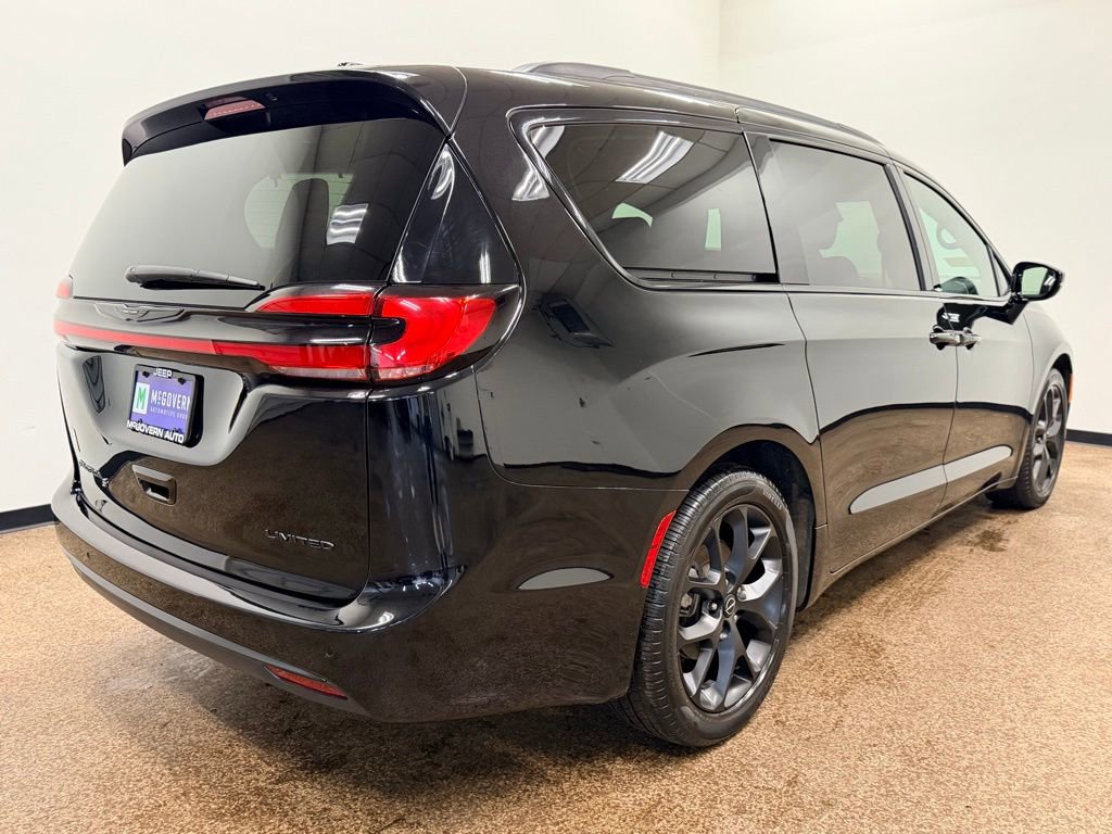 Used 2025 Chrysler Pacifica Limited FWD image 6