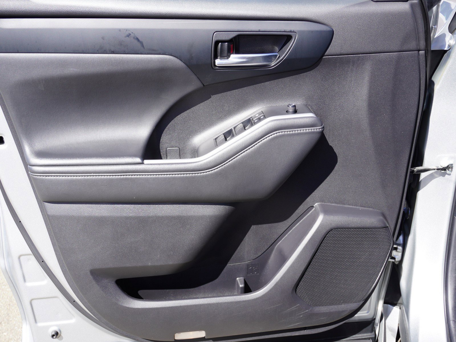 Used 2022 Toyota Highlander XLE image 23